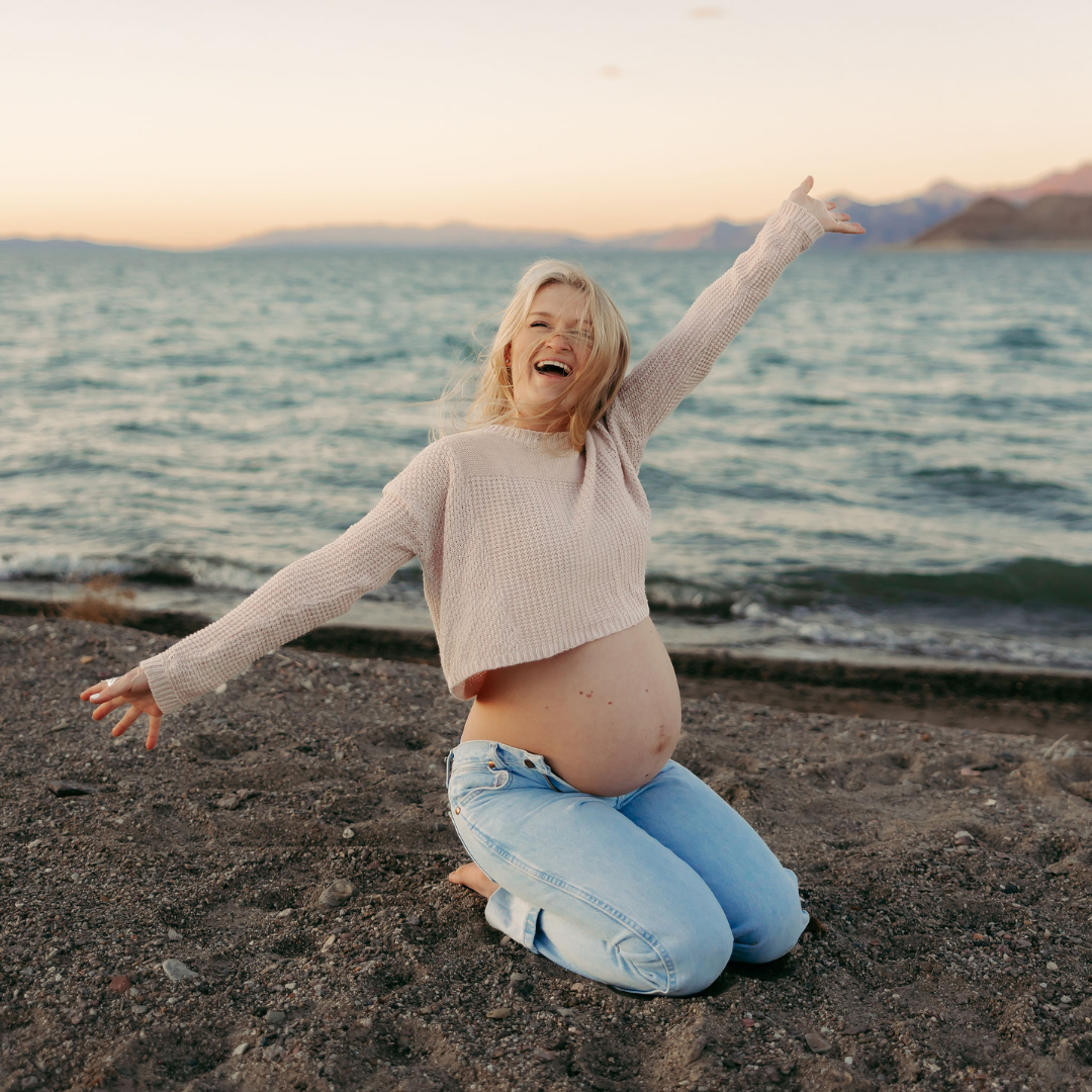 Sarah Elrod lake maternity photo